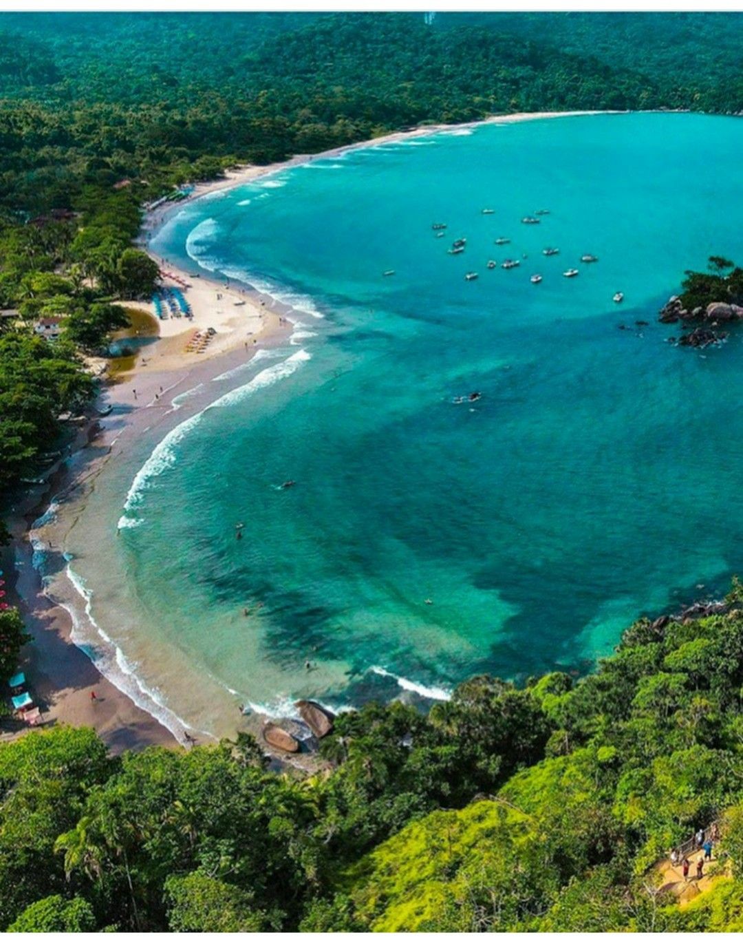 Vista aérea da praia de Castelhanos em Ilhabela com águas turquesa